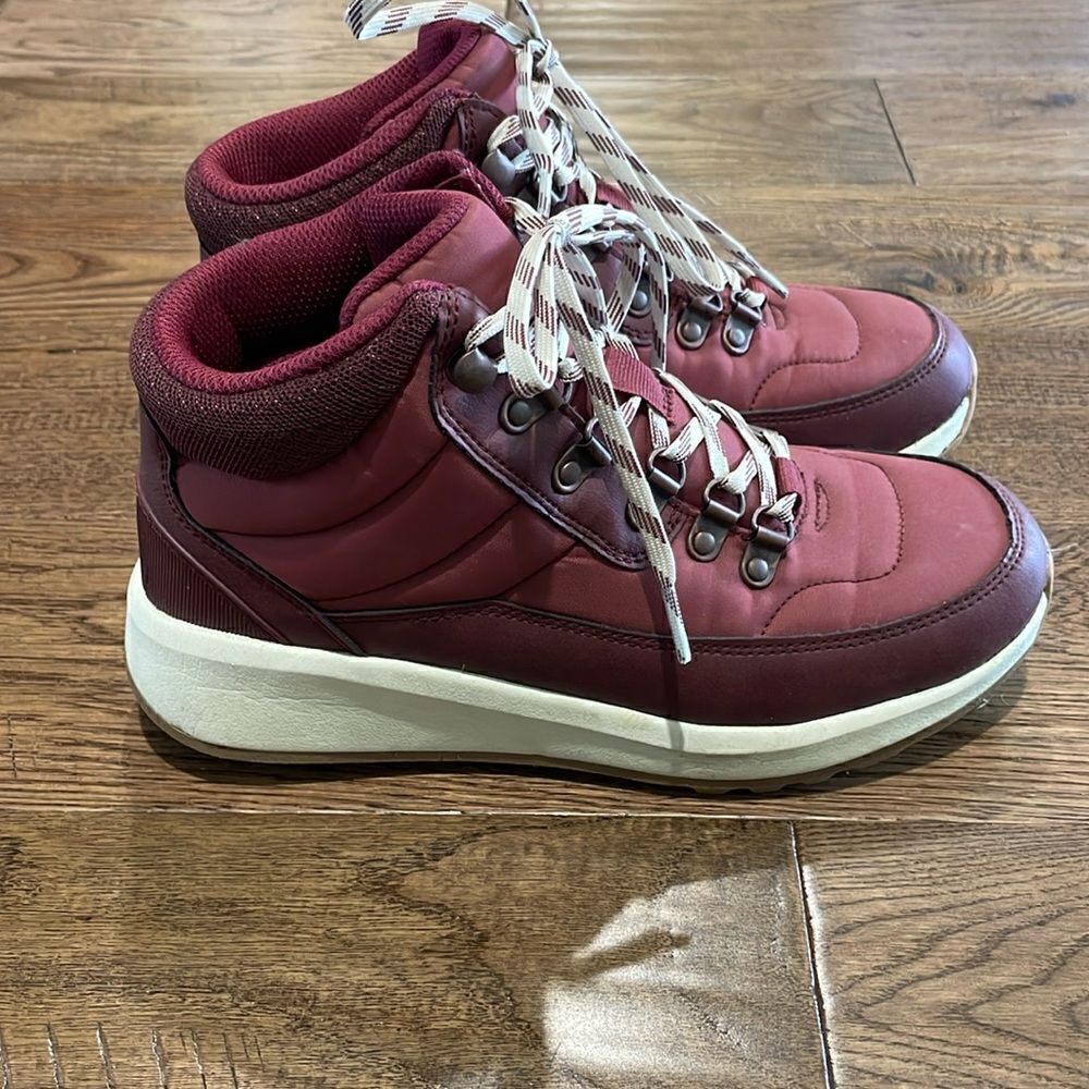 Target Burgundy weatherproof shoes. Sz 7